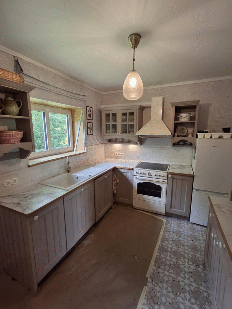 Köögi tasapinna taguse seina plaatimine